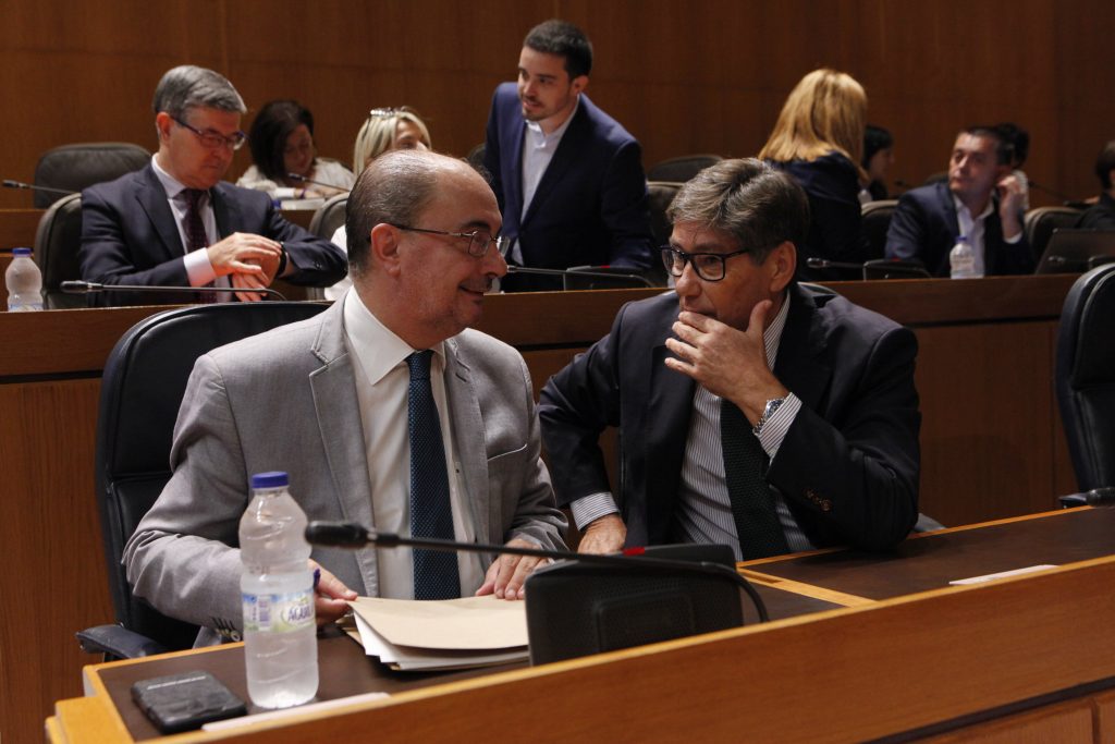 Javier Lambán y Arturo Aliaga, en el pleno de las Cortes